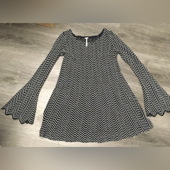 Free People Bella Knit Dress Bell Sleeve Black & White Chevron Pattern Small - Picture 8 of 9